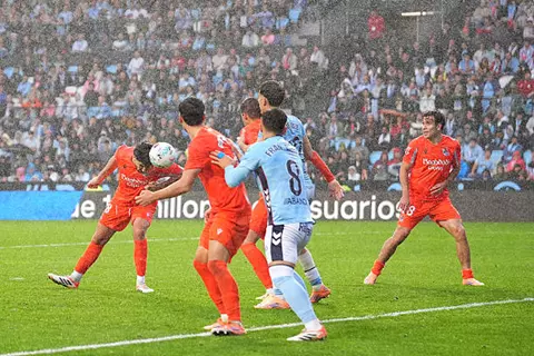 استغل النقص العددي.. هدف قاتل يمنح سوسيداد نقطة خارج ملعبه في الليجا